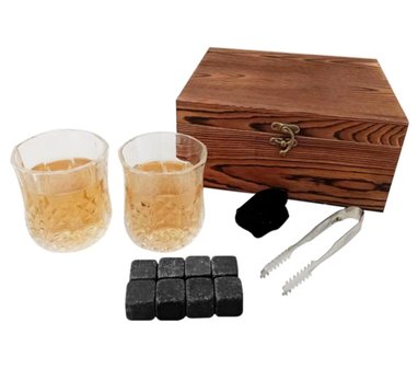 Luxe Whiskey Giftset - Whiskey Glazen met Whiskey Stenen - Whiskey Cadeau Set - Incl 2 Whiskey Glazen 8 Whiskey Stones 1 Tang 2 Onderzetters en Luxe Box - 14 delig