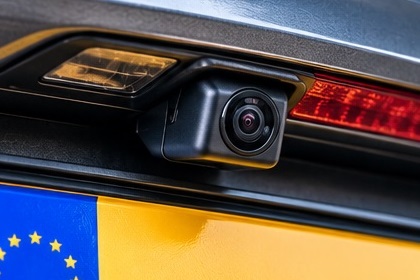 BG4U achteruitrijcamera gemonteerd bij het derde remlicht